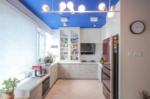 開放式的廚房設計，采用U型的櫥柜布局，櫥柜高低臺的設計，讓日常生活使用更舒適。