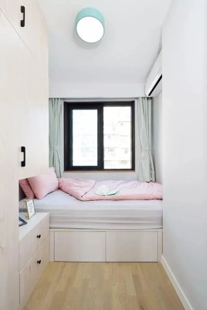 次卧，小次卧的空间就小了一些，定做的榻榻米床，床下带有抽屉式收纳，床头柜和大衣柜是一体的设计，超