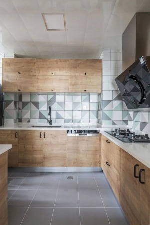 8【厨房】灰色哑光砖、木质的橱柜和用灰、白、绿的三角拼色砖墙壁，在时尚简约中加入了一丝复古感。