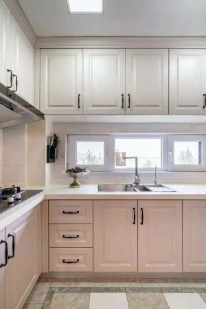 5因厨房采光较弱，整体颜色采用了明亮的白色，地面拼接灰白两色瓷砖，空间更有层次感。U型厨房布局将空间