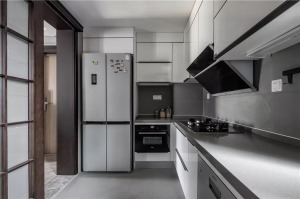 12厨房以灰色调的空间基础，L形的操作台，让做饭氛围简约实用好舒适。