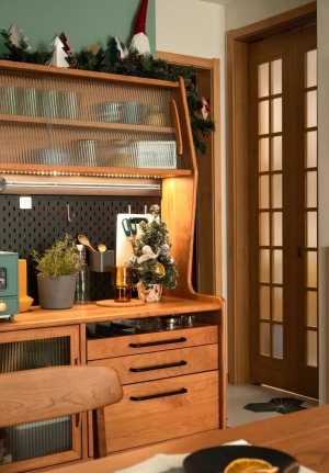 3胡桃木+长虹玻璃的餐边柜，自然复古雅致，颜值极高。这样一个小小的备餐茶水区，兼具了实用与美观的体验