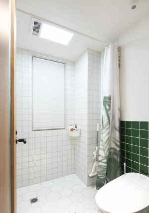 8白色六边形地砖与方形小方砖搭配墨绿色小方砖，明净清爽。未做沐浴房， 使用浴帘与长条形地漏解决了干湿