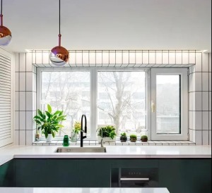6夏天阳光强烈，设计师在厨房窗户上方安装了灯带和电动百叶帘，既能挡住强光、遮挡隐私，又能留下些微的光