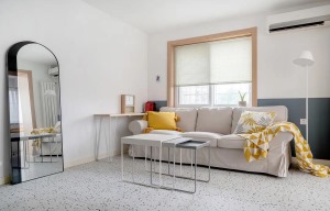 1厅简洁轻快，以白色为空间基调，加上良好的采光条件，室内更加宽敞舒适。为了增加空间趣味性，沙发墙采用