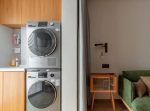 7另一侧的墙体较长正好遮住了洗衣机与烘干机，将不那么美观的家务功能内藏。