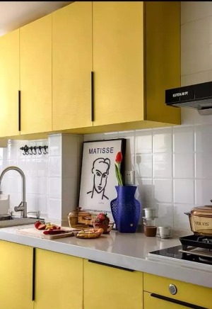厨房的空间还是比较充足的，和客厅、卧室的空间相差仿佛。文艺的方格小白砖和明亮的明黄色橱柜，厨房充满