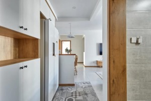 厨房面积小，就把冰箱放在了玄关。矮矮的小吧台，起到屏风的作用，遮挡室内的隐私。