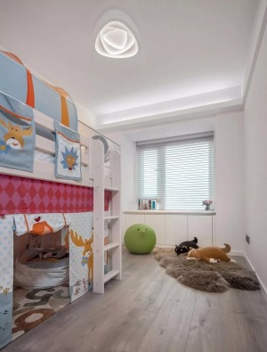 儿童房，留白空间搭配木地板，仅放置床和衣橱，更多空间供孩子玩耍，飘窗改造成储物柜，简洁又实用