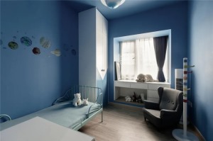 小孩房以蓝色为主题，成品的小孩床，所有家私软装靠墙摆放，留给孩子更多的自由活动空间，后期改造也很