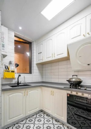厨房干净整洁，整体色调搭配很和谐。假小白砖、大理石操作台、拼花地砖，让厨房不显单调乏味。