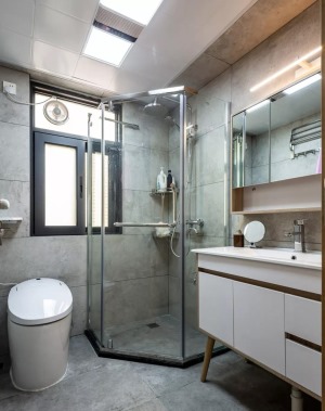 卫生间，墙地面通铺灰色石纹砖，成品浴室柜与半开放式镜柜解放台面空间，干净整洁