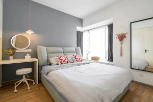 主卧灰白原木结合，营造出优雅简洁舒适的睡眠空间。床头采用单一的吊灯设计，避免了对称呆板视觉效果。窗