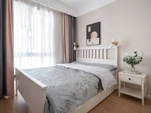 客房，象牙白的家具灰粉色的背景柔和舒适，床和家具是原来留下的，搭配起来还比较适合。