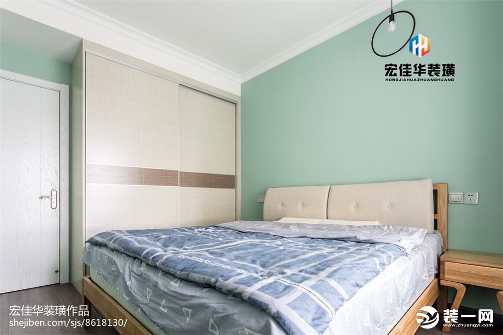 两个卧室采用同一色系的彩色乳胶漆，让房间看着更有活力。