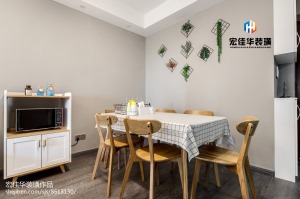 餐厅空间以原木色餐桌椅搭配黑白艺术吊顶，品质与质感得以彰显
