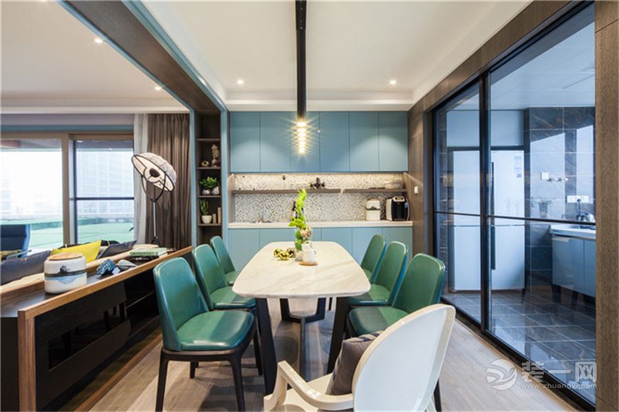 一把极具风格的绿色椅子和浅蓝色材质的橱柜使实用的厨房凸显性格。