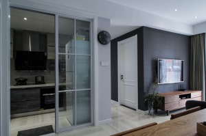 【客厅电视背景墙】--纯黑色的墙纸是业主喜欢的，  作为电视背景墙纸可以使人在看电视时减少视觉干扰。