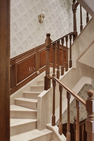 【兄弟装饰】约克郡装修 约克郡翠微堤别墅480㎡楼梯装修设计实景图 美式风格