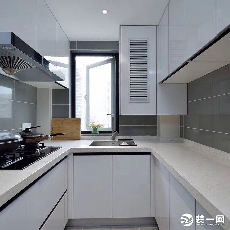 厨房采用了效率最高的U型布局，“洗-切-抄”动线分明。洗菜区设置在窗台前，充足的光线便于清理