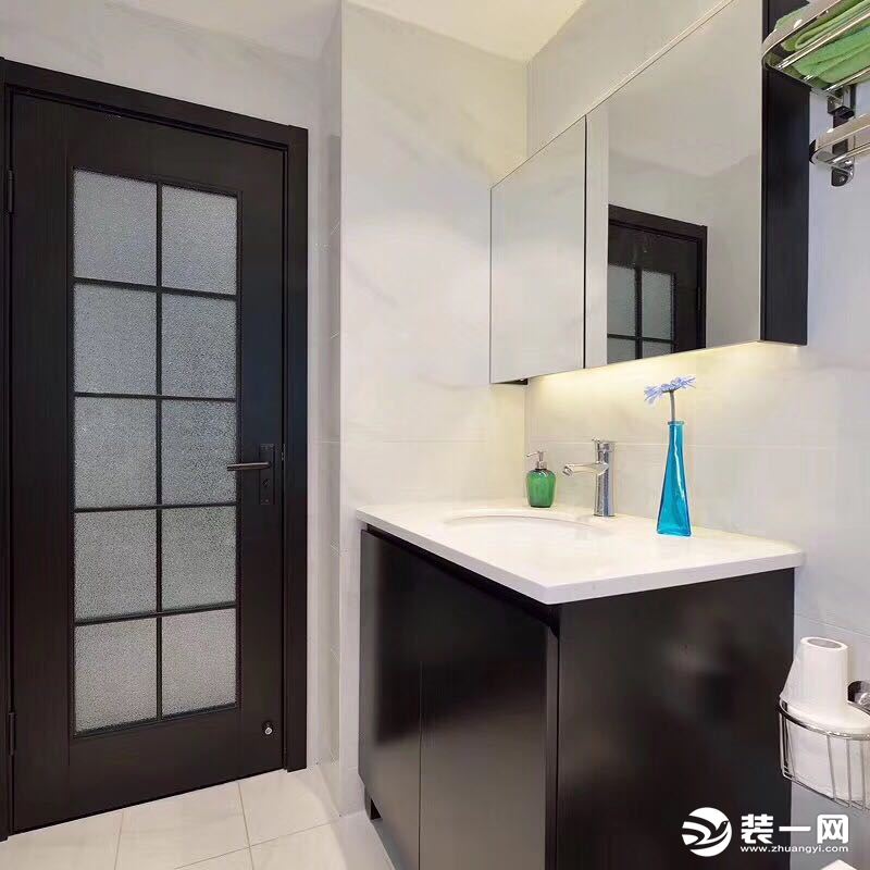 和白色为主的厨房相比，浴室更偏黑色系，家具挑选时不用太花心思，非黑即白一下缩小选择范围。