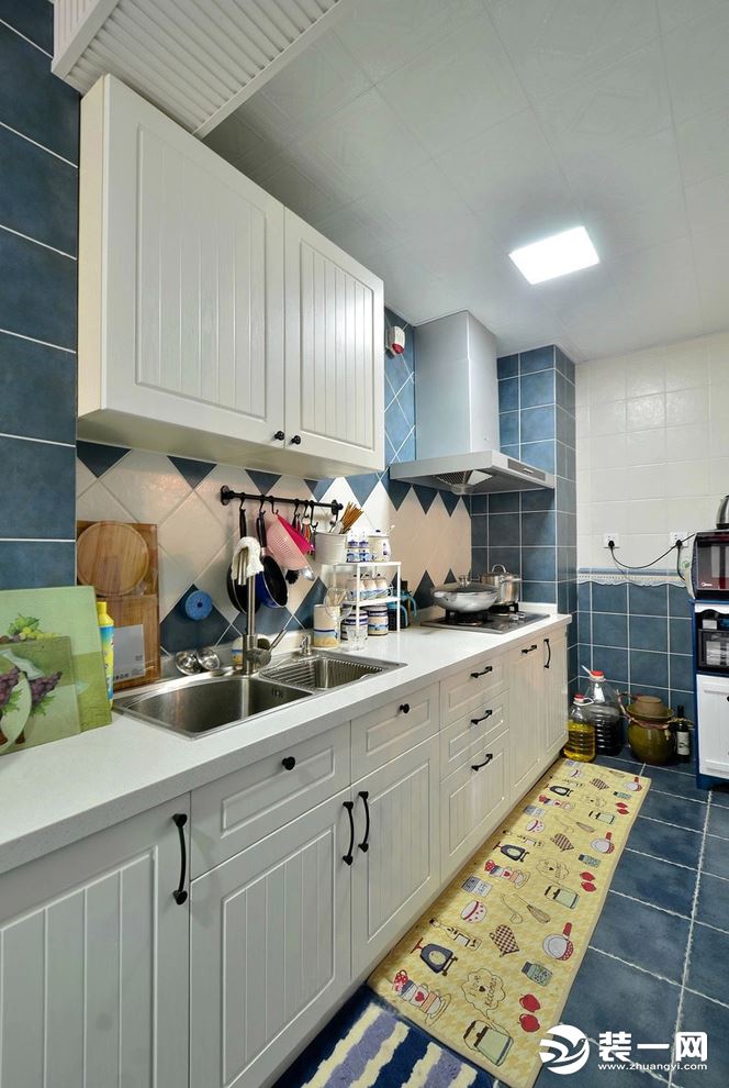 地中海略带小田园 蓝白相拼色仿古砖 衬出白色橱柜 让繁忙的厨房空间显得井然有序 