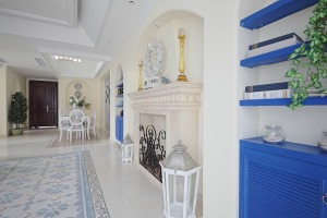 【佳天下装饰】-地中海装修风格-白灰泥墙、连续的拱廊与拱门，陶砖、海蓝色的屋瓦和门窗