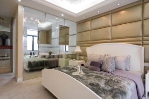 【佳天下装饰】-保利高尔夫-165-结合华丽 古典的欧式家具.高贵的水晶吊灯，更显出本示范位单的国际