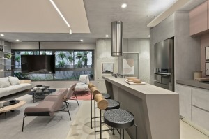 室内设计中使用的泥土色与最新的现代设计相结合，但仍然是永恒的，家具为整体策略带来了一种和谐的风格。