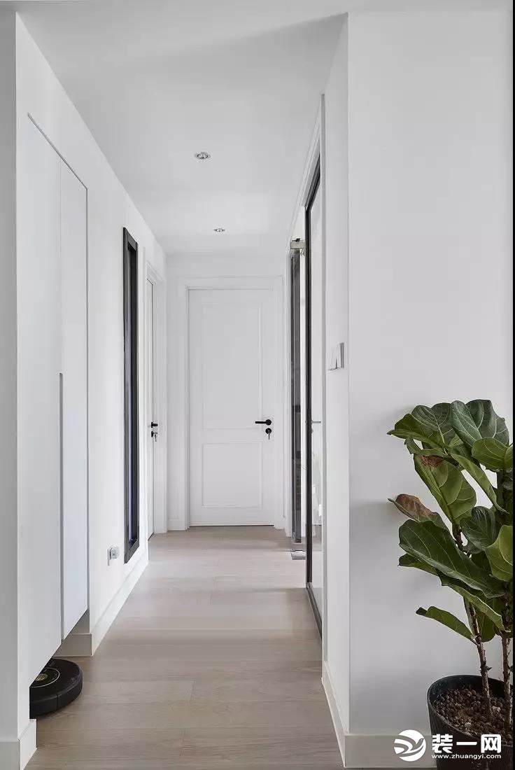 走廊由于光线的引入，使得原本就干净纯粹的空间显得更加通透明亮。
