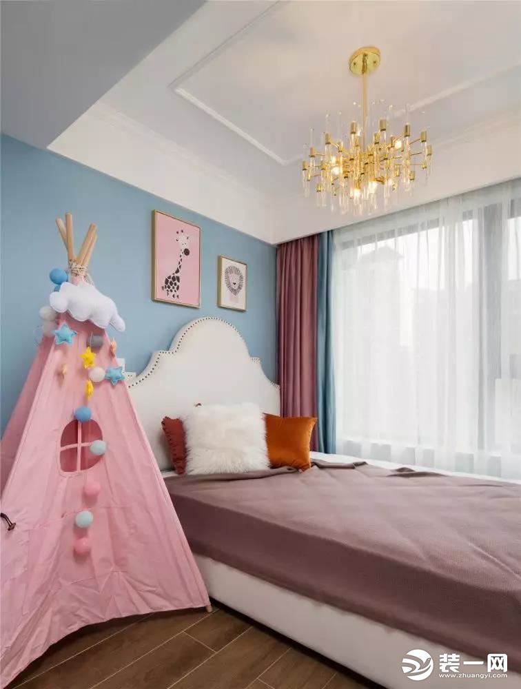  如此梦幻童真的房间当然是儿童房，清新灵动的色彩给予孩子缤纷自由的成长空间。