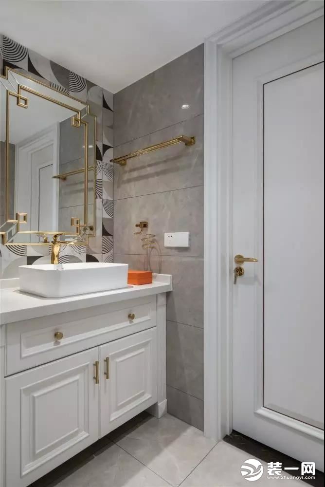 卫生间，金边镜子更添一份精致之感，配以后方拼接组合的艺术瓷砖，给人一种无法抗拒的美感。