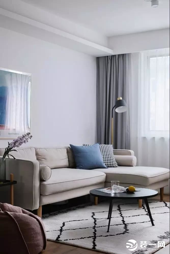 客厅以白色和木色为基调，简洁而舒适，浅色系可以增加空间视觉的宽敞感与明亮感。