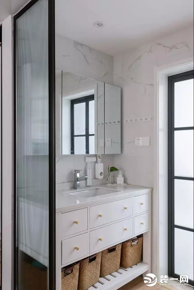 卫生间采用干湿分离的设计，白色的空间干净而纯粹，辅以金色把手深化细节。大面积的镜柜提供更多收纳的同时
