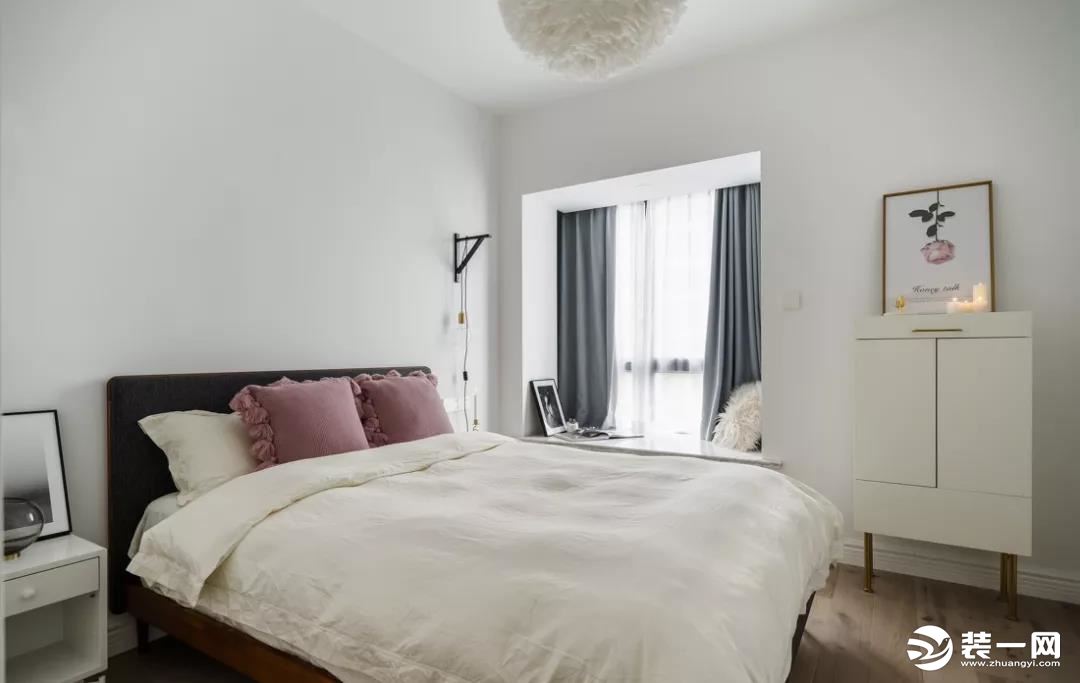 卧室简单干净舒服，大面积白色系为主，搭配高级粉的抱枕和装饰画，温馨又有情调。