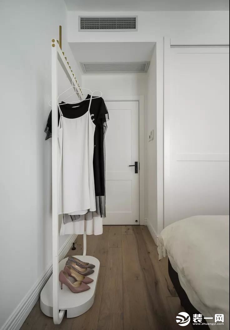  考虑到实用性，卧室里还是加了一个横挂可移动式衣架，日常更换的衣服也都可以随手挂。
