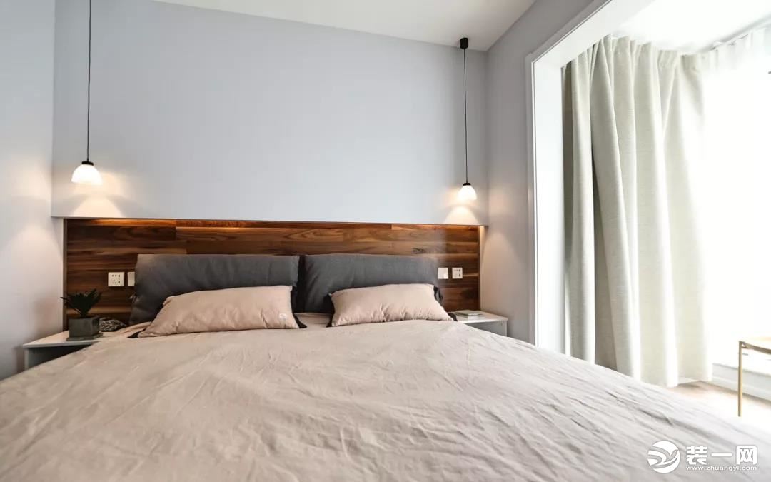  床头采用了胡桃木墙板，设计一条灯带，与墙面做了一个层次，立马别致了起来。