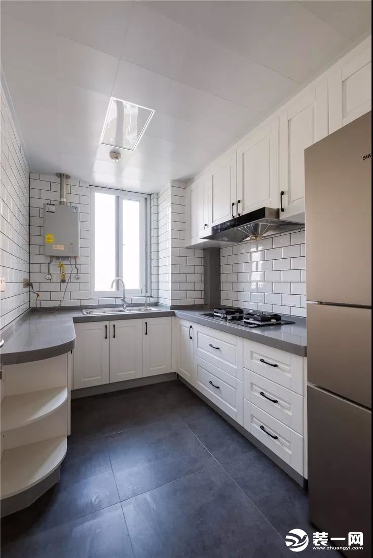  厨房整体灰白色搭配，经典白色格子墙砖错落给予生活满满的仪式感，U形操作台面方便业主生活。