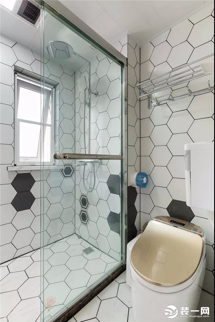 淋浴间采用了透明玻璃的隔断，给人通透自然的舒适感。