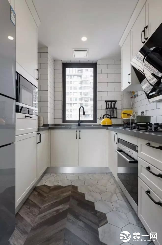 开放式的厨房让做饭也变得充满乐趣，地面采用六角砖和地板拼接的方式巧妙过渡。整个厨房在储物空间上也做足