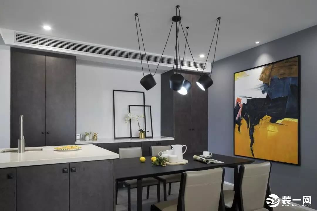  餐厅延续客厅黑白灰的风格，一体化的设计功能性极强。吊灯独特的造型感让现代空间不落俗套，极具艺术美感