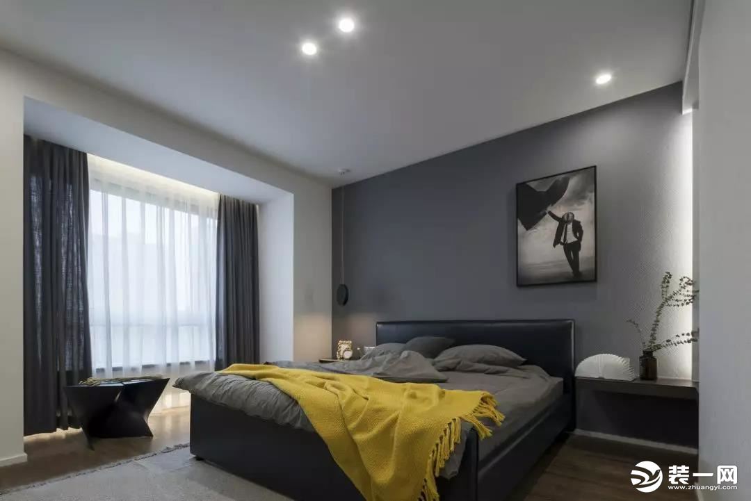  卧室无论是配色还是软装选择上，都是从现代时尚感出发，营造一个理性的睡眠空间。