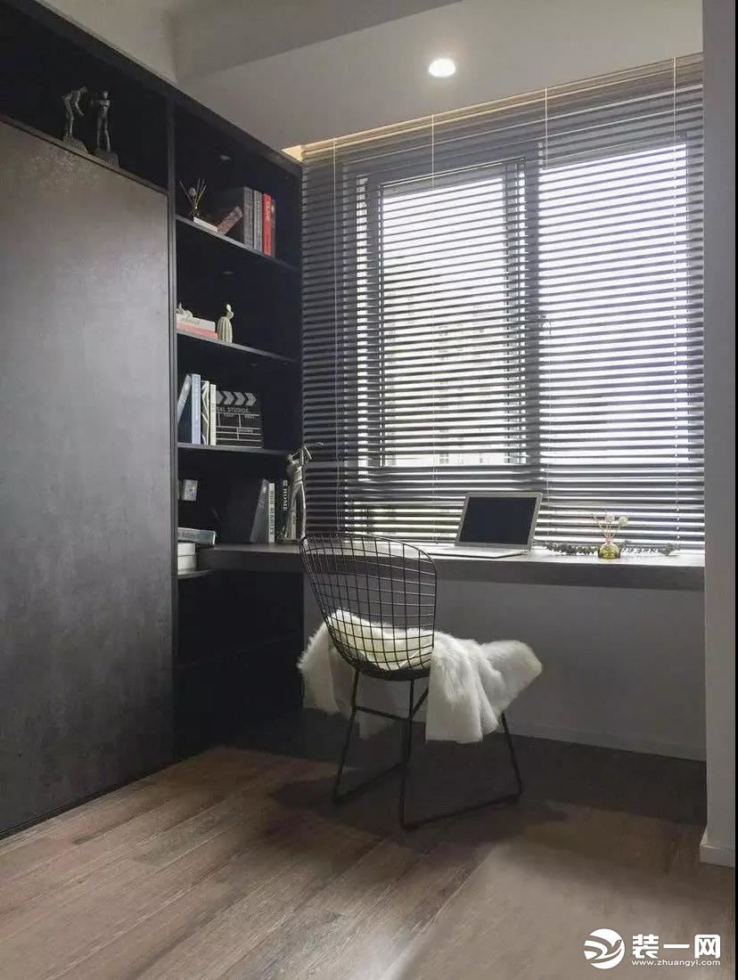 临窗的位置设计书桌并连接至左侧的开放式书柜，形成一个独立的小空间，整体简约理性不失优雅之感。