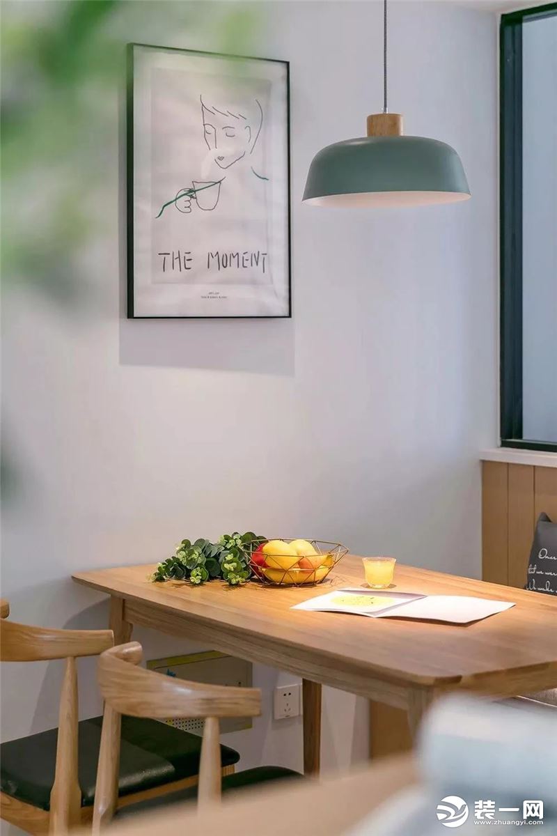 餐厅选用极简的木质餐桌椅，墙面上一幅简约装饰画，并搭配文艺的吊灯，让用餐氛围更加优雅自然。