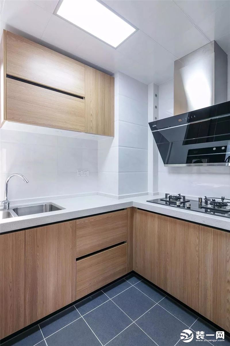  厨房木质橱柜搭配白色的墙面砖，整体干净又自然。