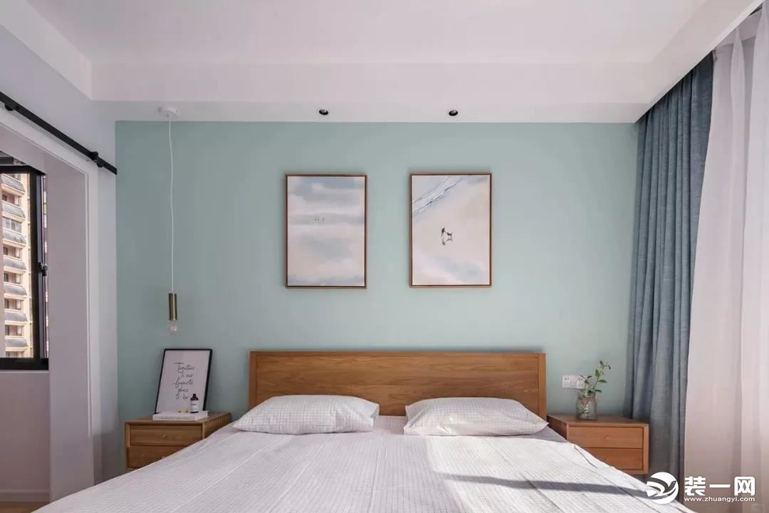  床头背景墙挂上两幅抽象派的装饰画，显得意韵十足。