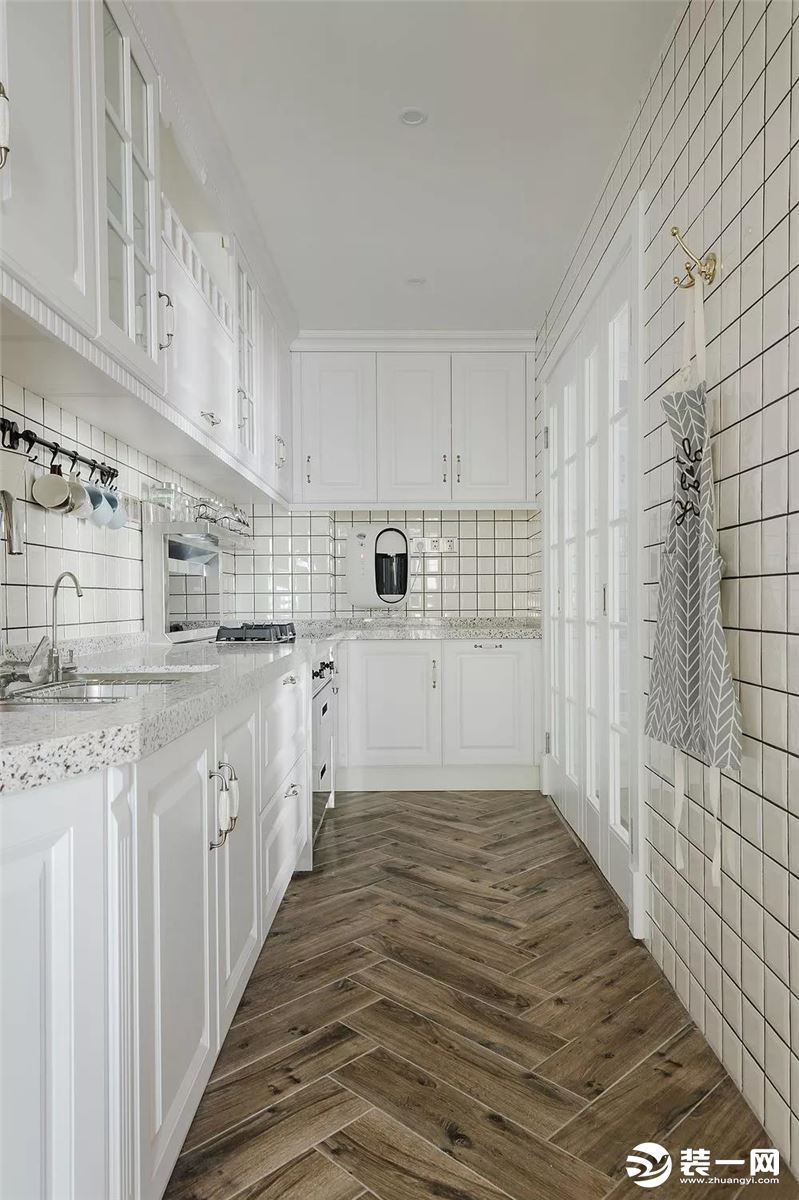厨房人字拼的仿古木纹砖，与墙面小白砖的搭配清新明亮。