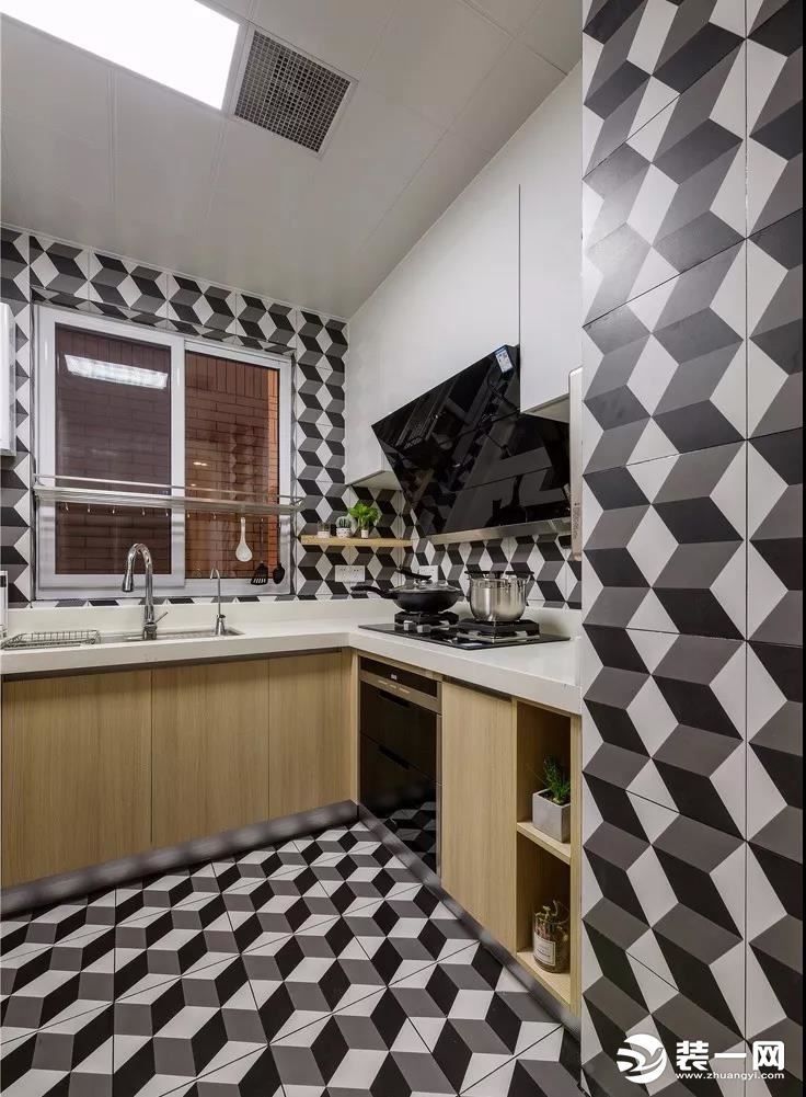  厨房选择几何瓷砖延伸视觉效果，原木色橱柜+浅色操作台面避免视觉紊乱，给予空间自然色调，厨房整体给人