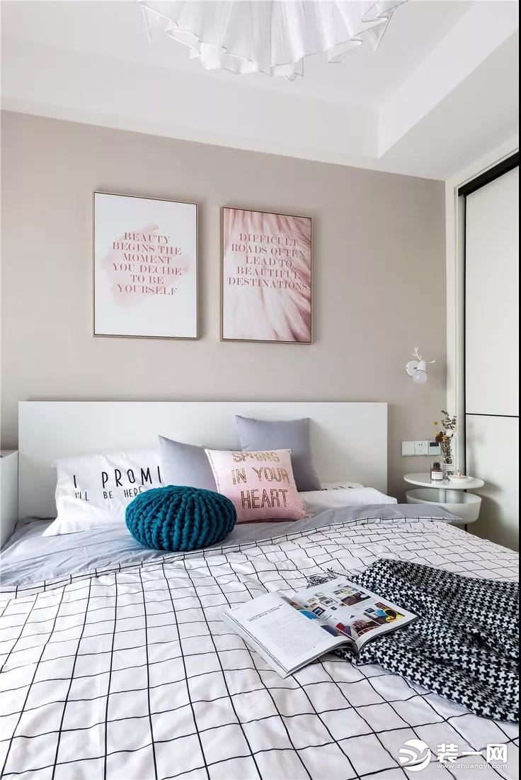 小白格床品文艺度满分，粉色的抱枕与床头背景墙上的装饰画相互呼应，墨绿色的元素进行点缀，温柔而复古。