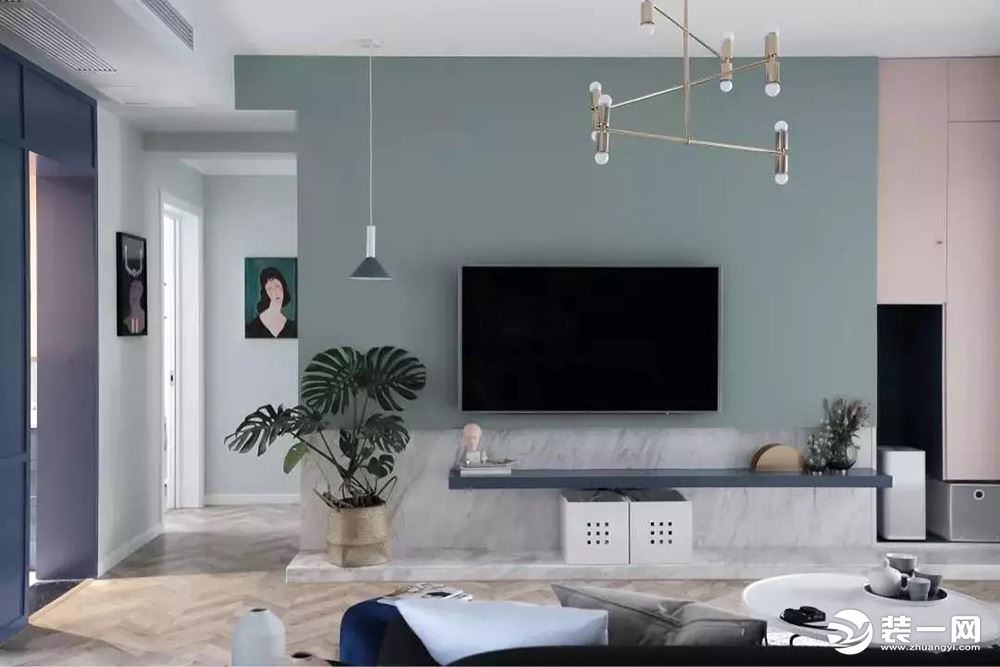▲ 电视墙采用绿色与底部大理石拼接的方式，结合龟背竹以及金属吊灯的点缀，精致优雅不失清新之感。  
